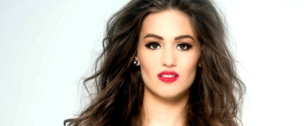 Athena Manoukian| Δείτε τη λαμπερή τραγουδίστρια να ερμηνεύει ζωντανά το "Mamma Knows Best"