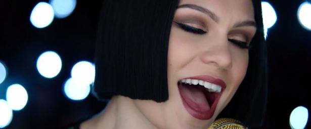 Η Jessie J μας παρουσιάζει το συγκινητικό soundtrack της ταινίας "Pitch Perfect 2", "Flashlight"!