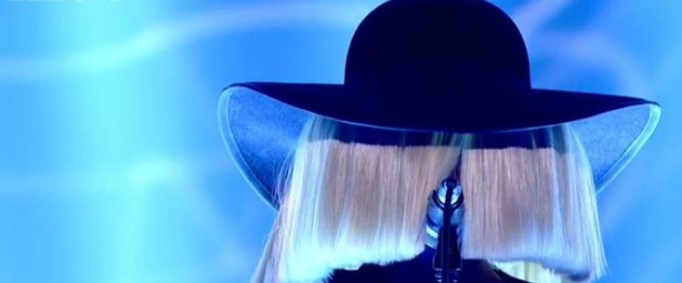 Η Sia παρουσίασε το "Elastic heart" στο The Voice της Αγγλίας!