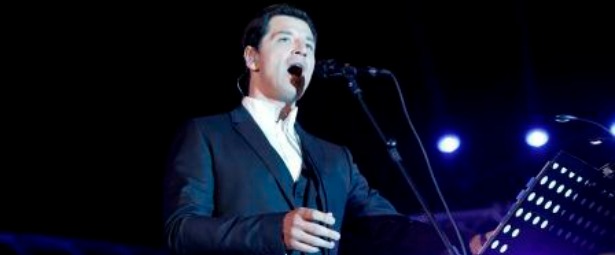 Χαμός στη συναυλία για το Μίκη Θεοδωράκη στη Νέα Σμύρνη| 15.000 άτομα παρακολούθησαν το Σάκη Ρουβά να ερμηνεύει το "Άξιον Εστί"