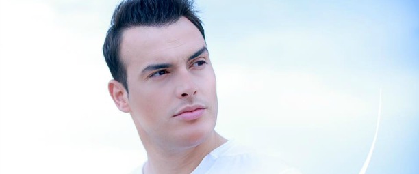 Σάκης Αρσενίου| Δείτε τον να ερμηνεύει ζωντανά το νέο τραγούδι του "Άδειοι Αναπτήρες"!