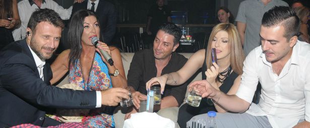 Η Άντζελα Δημητρίου με την κόρη της διασκέδασαν στο Γιάννη Πλούταρχο στο Posidonio!