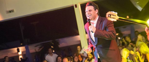 Πάνος Κιάμος | Προκάλεσε ντελίριο διασκέδασης και εξάντληση λουλουδιών στο live του στο Πόρτο Ράφτη (εικόνες)‏