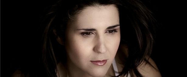 "Κάτι Βράδια Σαν Κι Αυτό"| Ακούστε το νέο τραγούδι της Σοφίας Μάνου!