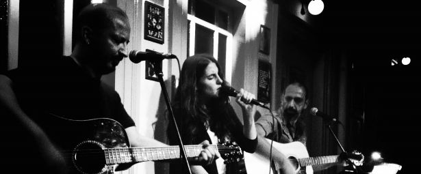Η Παυλίνα Βουλγαράκη & ο Σταμάτης Μορφονιός με... «2 κιθάρες 3 φωνές» έρχονται ζωντανά στο Θέσις 7 Bar! 26/9
