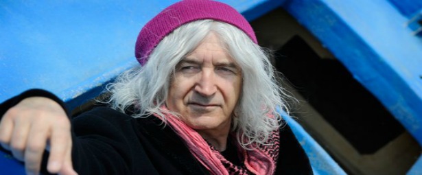 "Η θεωρία των δεδομένων"|Ο Νίκος Καρβέλας επιστρέφει με νέο τραγούδι!