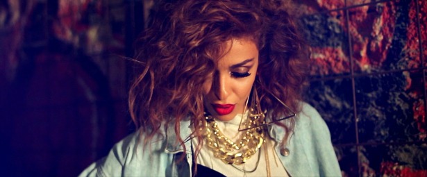 Η Ελένη Φουρέιρα μας... "ξαναπάει στο Θεό" στο νέο της video clip | Δείτε το!