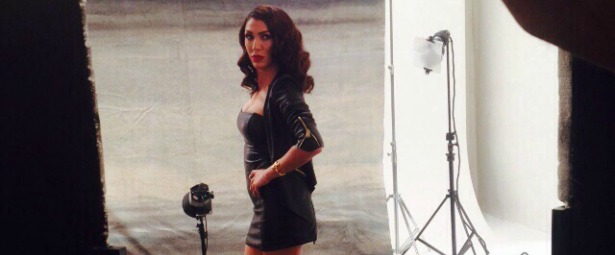 Η Βασιλική Νταντά χαμογελάει στον φακό για τη νέα της αφίσα| Δείτε backstage photos