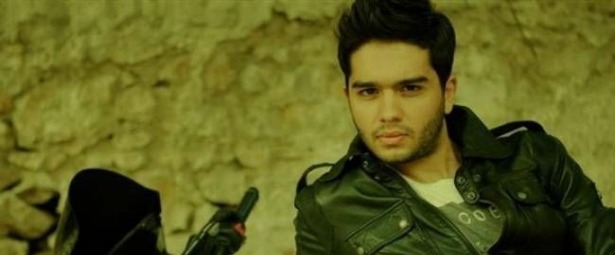 Δείτε το Χρήστο Μάστορα από τις Μέλισσες να μιμείται το Βασίλη Παπακωνσταντίνου!