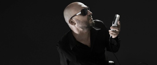 Ο De Baron μας συστήνεται με μια διασκευή στο "Wicked game" του Chris Isaak!