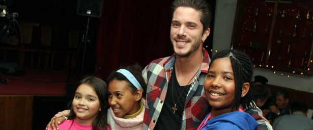 Νίκος Οικονομόπουλος: Μοίρασε φαγητό σε άστεγους της Γλυφάδας!