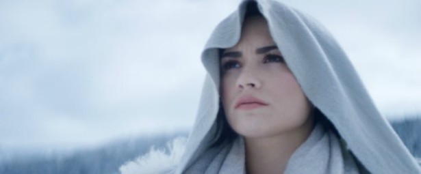 "Stone cold" | Δείτε το ολοκαίνουργιο video clip της Demi Lovato!