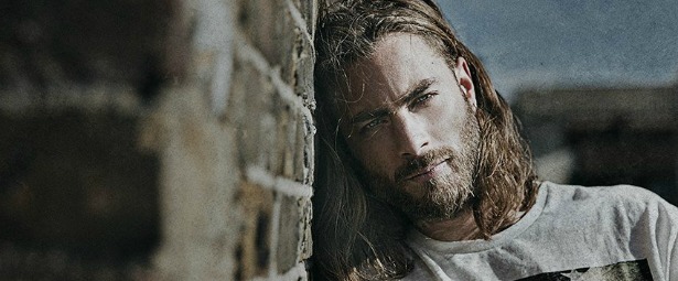 "Πέφτω στη φωτιά"| Αυτό είναι το ντεμπούτο single του Haris Mos!