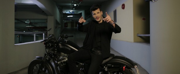 "Μ' ένα σου φιλί" | Δείτε το νέο video clip του Γιώργου Λαζαράκη με guest star έκπληξη!