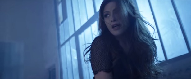 Έλενα Παπαρίζου | Πάρτε μία γεύση από το νέο της video clip για το "Μισή καρδιά"!