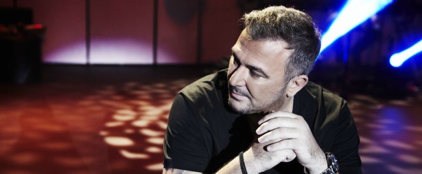 "Δωσ' μου μια αγκαλιά" | Δείτε το Official Lyric Video του νέου τραγουδιού του Αντώνη Ρέμου και του Γιάννη Βαρδή!