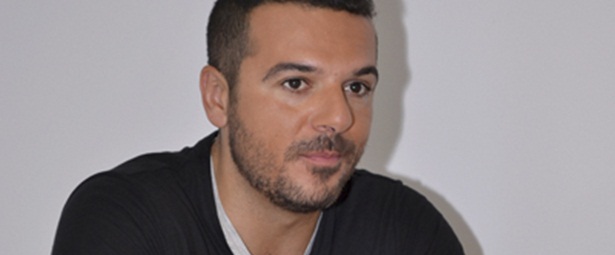 Τριαντάφυλλος| Ακούστε απόσπασμα από το νέο του τραγούδι "Χτύπησε Κόκκινο"!