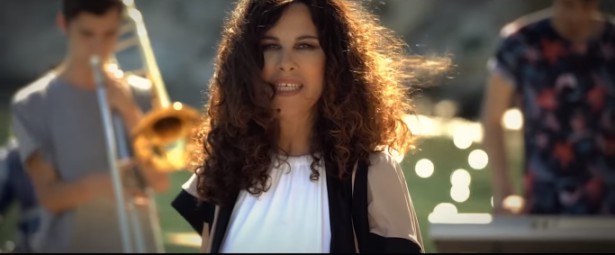 "Την ίδια στιγμή να ζούμε"| Ελευθερία Αρβανιτάκη και Τακίμ σε ολοκαίνουρια συνεργασία!