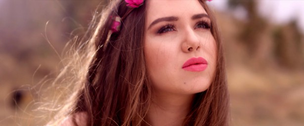 "Είναι ταξίδι" | Κυκλοφόρησε το νέο τραγούδι και video clip της Νικόλ Σαραβάκου με τη συμμετοχή έκπληξη του Στέλιου Λεγάκη!