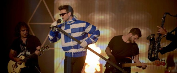 Mad VMA 2016 | O ΝΙΝΟ εμφανίστηκε στη σκηνή ως περήφανος σημαιοφόρος ερμηνεύοντας το ιστορικό τραγούδι "Ελλάς"!