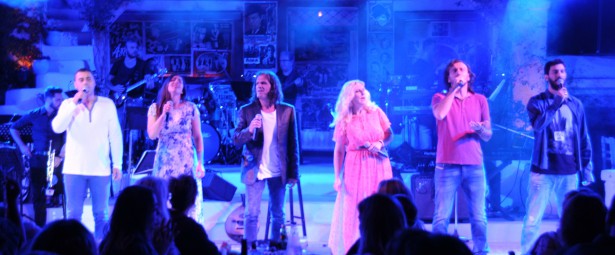 Τα Παιδιά από την Πάτρα ξανά μαζί στη σκηνή | Δείτε τι έγινε στη πρεμιέρα τους στο Θερινό Χάραμα!