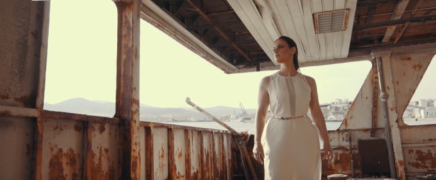 "Καραβιά αραγμένα" | Νέο τραγούδι και video clip από τη Ραλλία Χρηστίδου!