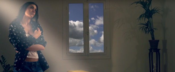 "Άκου σώπα" | Η Ήβη Αδάμου παρουσιάζει το νέο της τραγούδι και video clip!