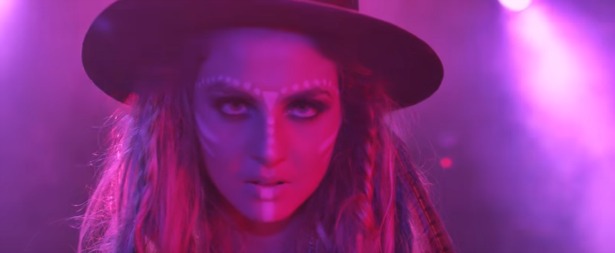 "Under These Lights"| Παρακολουθήστε το ολοκαίνουριο video clip της Xenia Ghali!