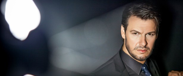 Αυτό είναι το νέο single του Πάνου Κιάμου!