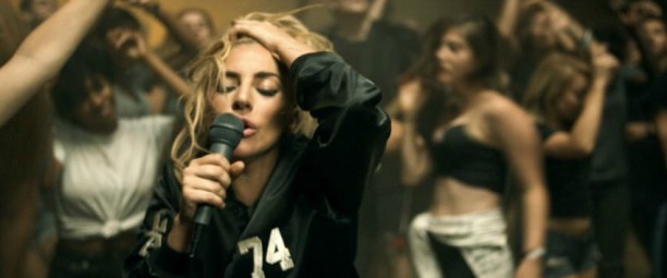 Μία "τέλεια ψευδαίσθηση" στο νέο video clip της Lady Gaga | Δείτε το!