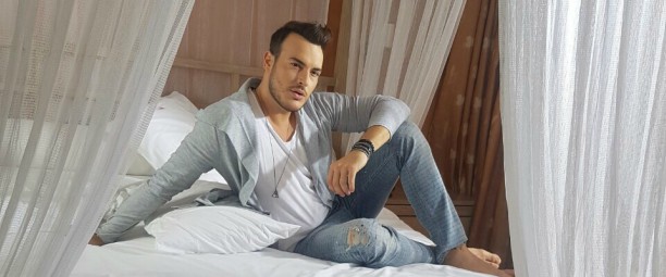 "Μ' ακούς" έρχεται το νέο video clip του Σάκη Αρσενίου | Δείτε backstage  φωτογραφίες!