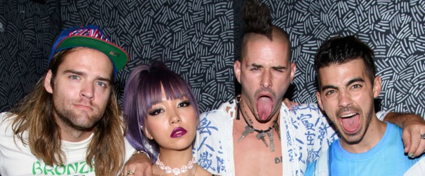 Οι DNCE παρουσιάζουν το νέο αισθησιακό τους video clip για το τραγούδι "Body Moves"!