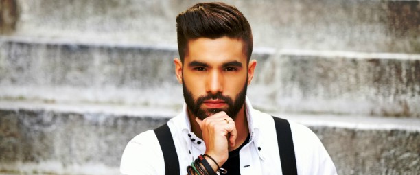 Ο Άρης Πλασκασοβίτης θέλει "Εδώ Να Μείνεις" στο νέο του τραγούδι | Ακούστε το!