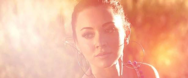 Φρύνη|Ακούστε το νέο της τραγούδι με τίτλο "Δύσκολα Βράδια"