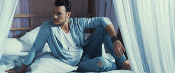 «Μʼ ακούς» | Κυκλοφόρησε το ολοκαίνουργιο video clip του Σάκη Αρσενίου!