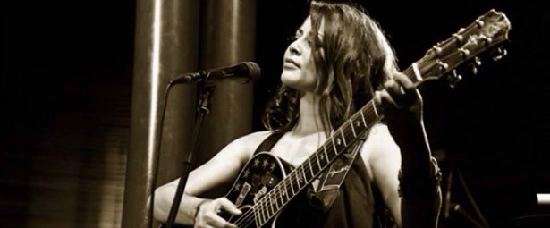 "Κι αν δε μ' αγαπάς" ερμηνεύει η Έλενα Αναγιωτού στο νέο της single!