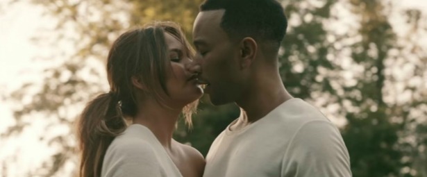 "Love Me Now"| Το νέο video clip του John Legend είναι ό,τι πιο γλυκό έχεις δει!