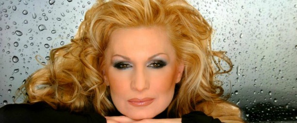 Σόφη Ζαννίνου| Ερμηνεύει το τραγούδι "Μείνε εδώ" για τη θεατρική παράσταση "Πέφτει η νύχτα στο Πικέρμι"