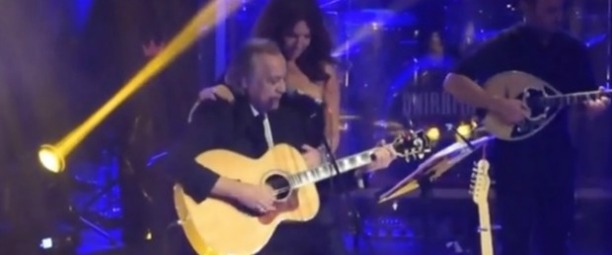 Χρήστος Κυριαζής| Δείτε τον να τραγουδά στη Βάνα Μπάρμπα το τραγούδι που της έγραψε πριν 20 χρόνια! (video)