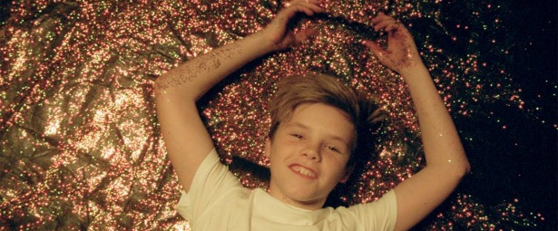 Ο γιος του David και της Victoria Beckham, Cruz, κυκλοφορεί το video clip του Χριστουγεννιάτικου single του!