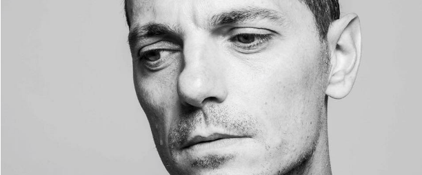 Μανώλης Φάμελλος| Ακούστε το νέο του τραγούδι με τίτλο "Δυο κομμάτια"