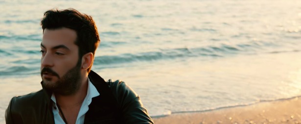 "Όταν είμαστε αγκαλιά"| Ο Νίκος Ρωμανός παρουσιάζει το πιο τρυφερό video clip της χρονιάς!