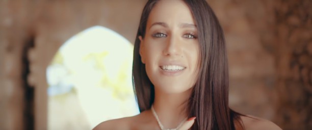 Μαλού | «Ώρα Να Γυρίσεις» μόλις κυκλοφόρησε το νέο της καλοκαιρίνο video clip!