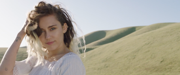 "Malibu" | Η Miley Cyrus παρουσιάζει το νέο της τραγούδι και video clip!