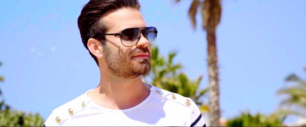 "Απόψε γιορτάζω" | Ο Αλέξανδρος Ρήγας παρουσιάζει το νέο του τραγούδι και video clip!