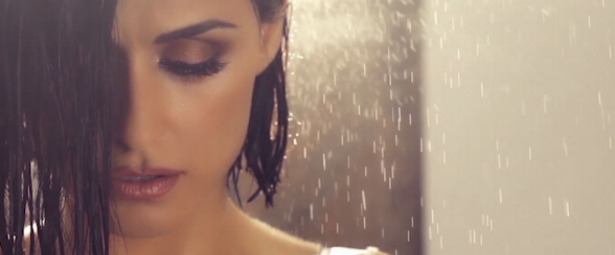 "Δεν ξεχνάει η καρδιά"| Ακούστε το καινούριο τραγούδι της Χριστίνας Σάλτη!