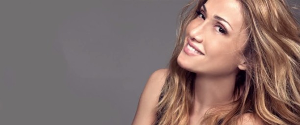 «Φίλησε με» | Πάρτε μια γεύση από το νέο τραγούδι της Στέλλας Καλλή!