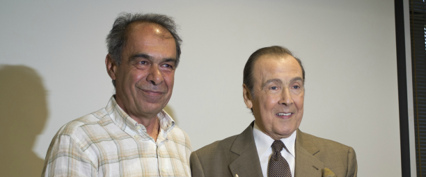 Δείτε φωτογραφίες από τη βράβευση του Τόλη Βοσκόπουλου λίγες μέρες πριν τη συναυλία του στο Κατράκειο!