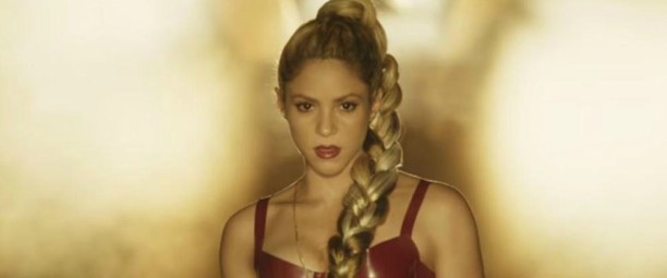Η Shakira ανάβει φωτιές στο video clip του «Perro Fiel»!