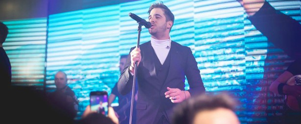 Οι θαυμάστριες του Γιώργου Λιβάνη έκαναν "ντου" στο καμαρίνι του για τα γενέθλιά του!